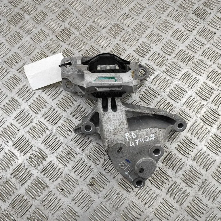 Dzinēja spilvens 112106UB0A
