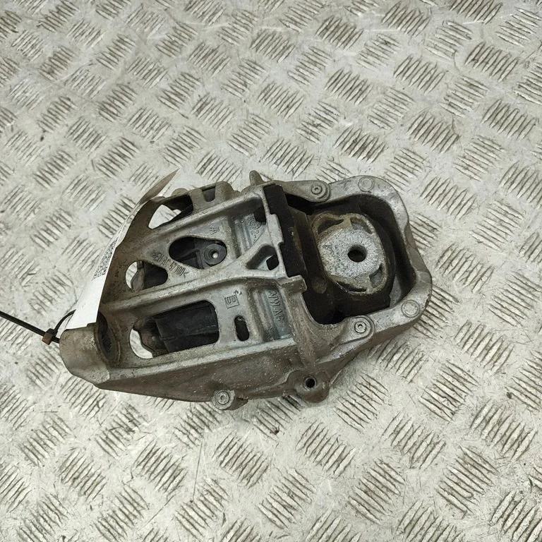 Engine mount bracket 782215147918