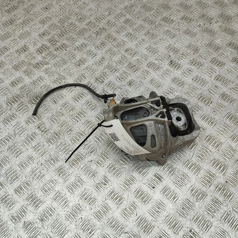 Engine mount bracket 782215147919