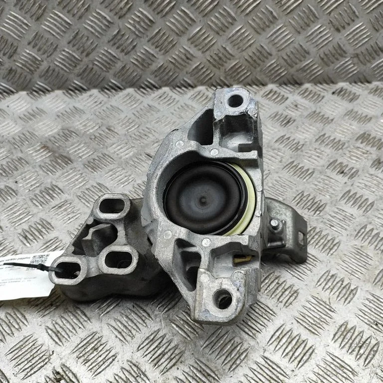 Engine mount bracket – Mercedes-Benz GLA-Class W156 X156 (2013-2019)
