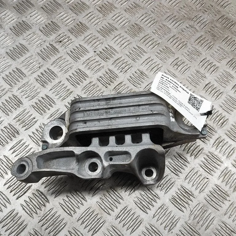 Dzinēja spilvens LX637M121DA