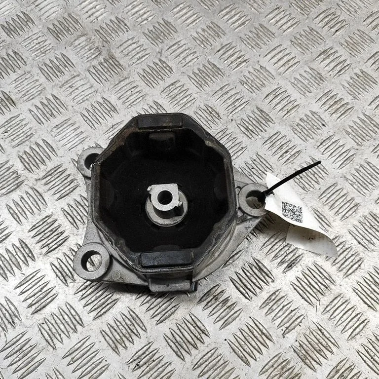 Engine mount bracket 31686296