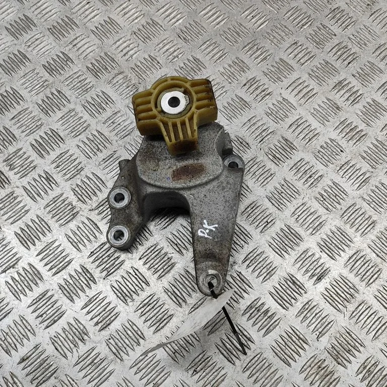Engine mount bracket 31686309