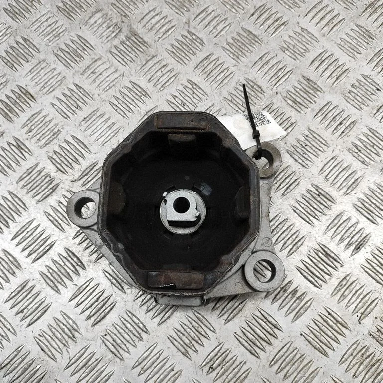 Engine mount bracket 31686296