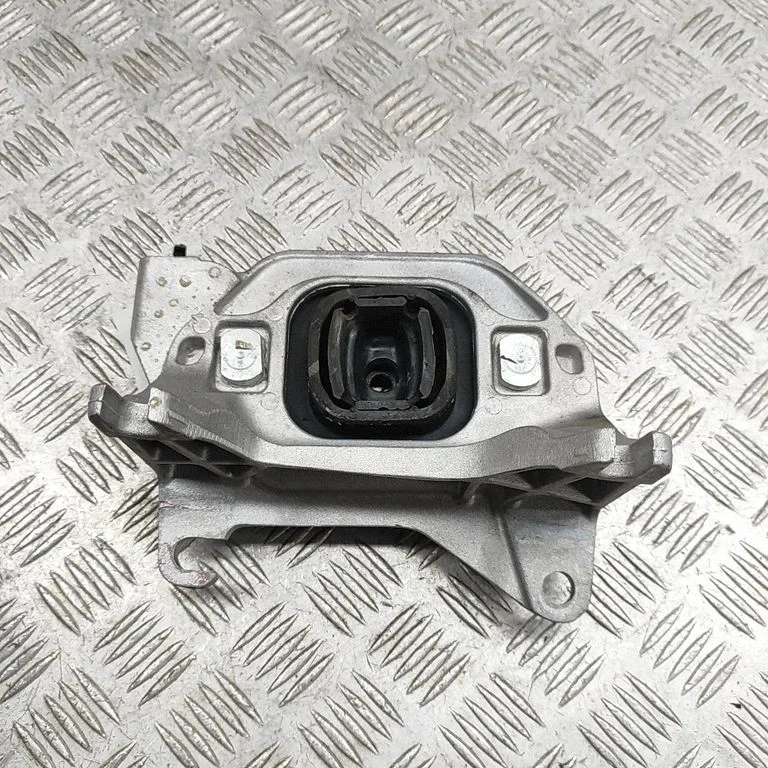 Engine mount bracket 112533243R