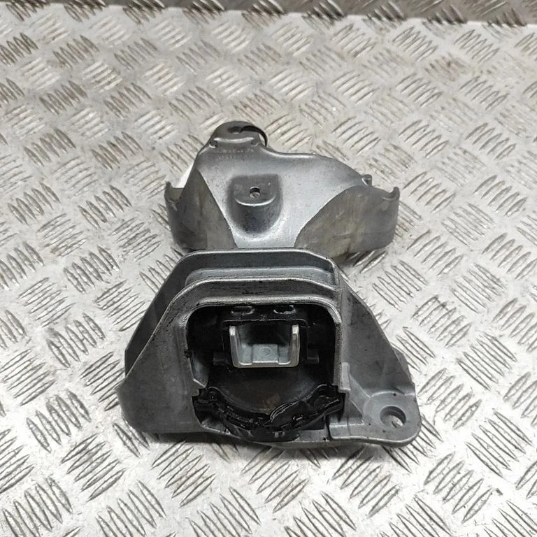 Engine mount bracket 112329241R
