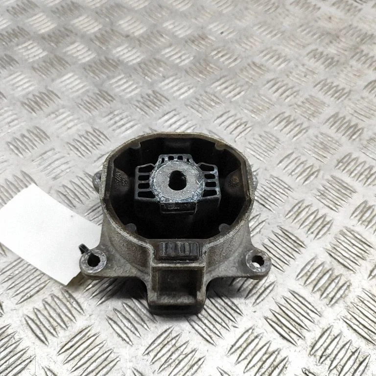 Engine mount bracket J9D37M121AC