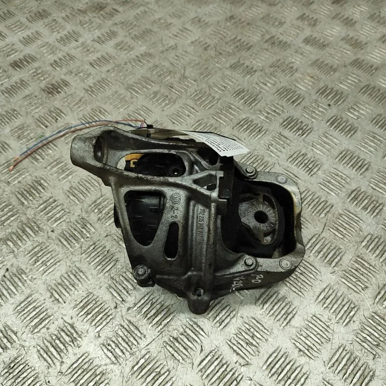 Engine mount bracket 782215147919