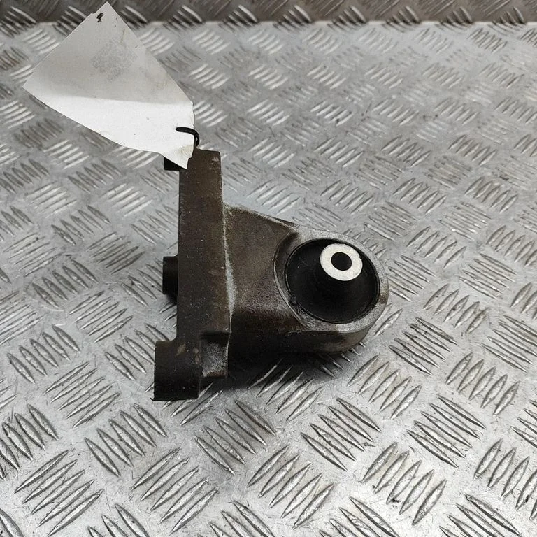 Engine mount bracket STE1001700