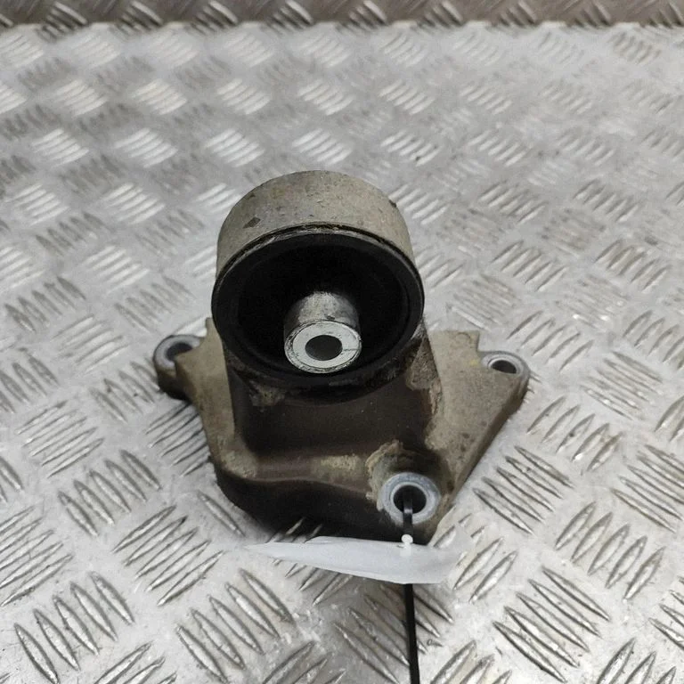 Engine mount bracket STE1001700