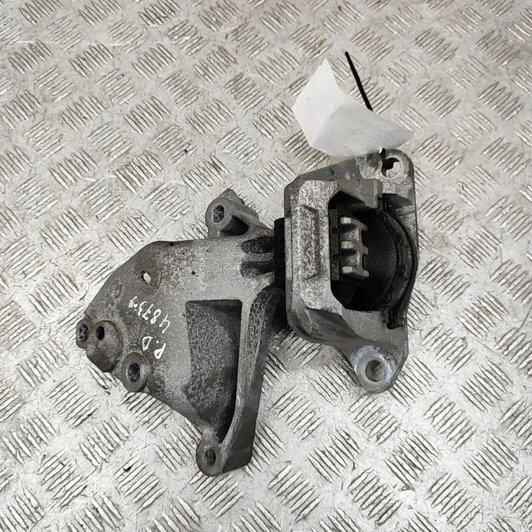 Engine mount bracket – Nissan Qashqai J12 (2021-)