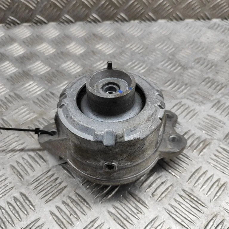 Engine mount bracket A2932400100