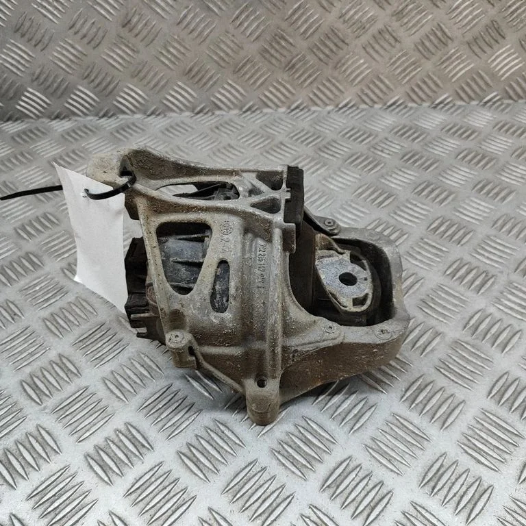 Engine mount bracket – Audi Q7 4M (2015-)