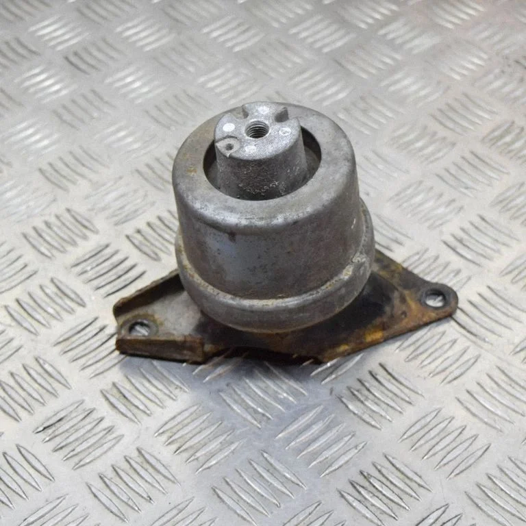 Engine mount bracket – Volkswagen Transporter - Caravelle T5 (2003-2015)
