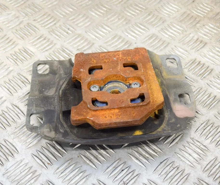Dzinēja spilvens V617M121