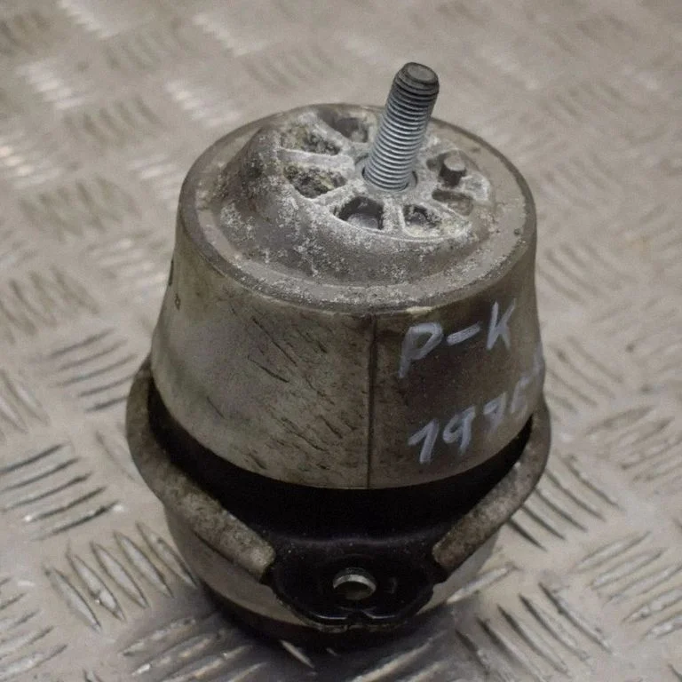 Dzinēja spilvens 7L8199131A