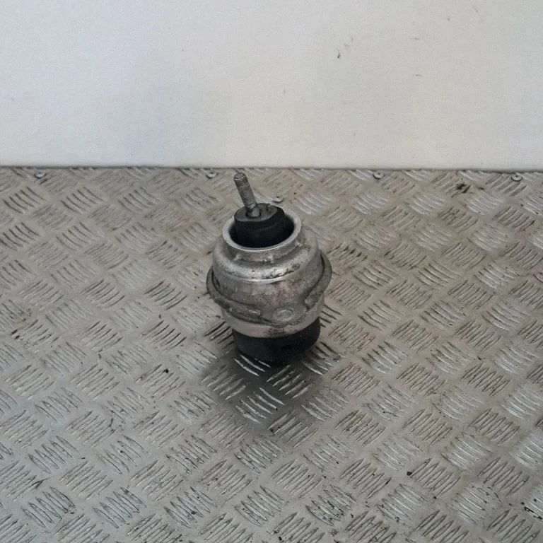 Dzinēja spilvens 7L8199131C