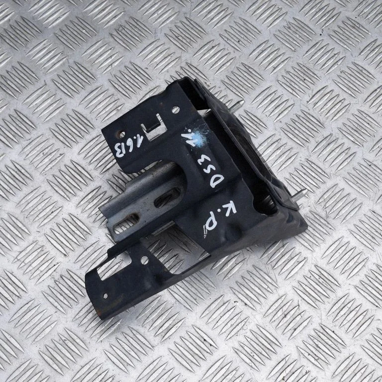 Engine mount bracket