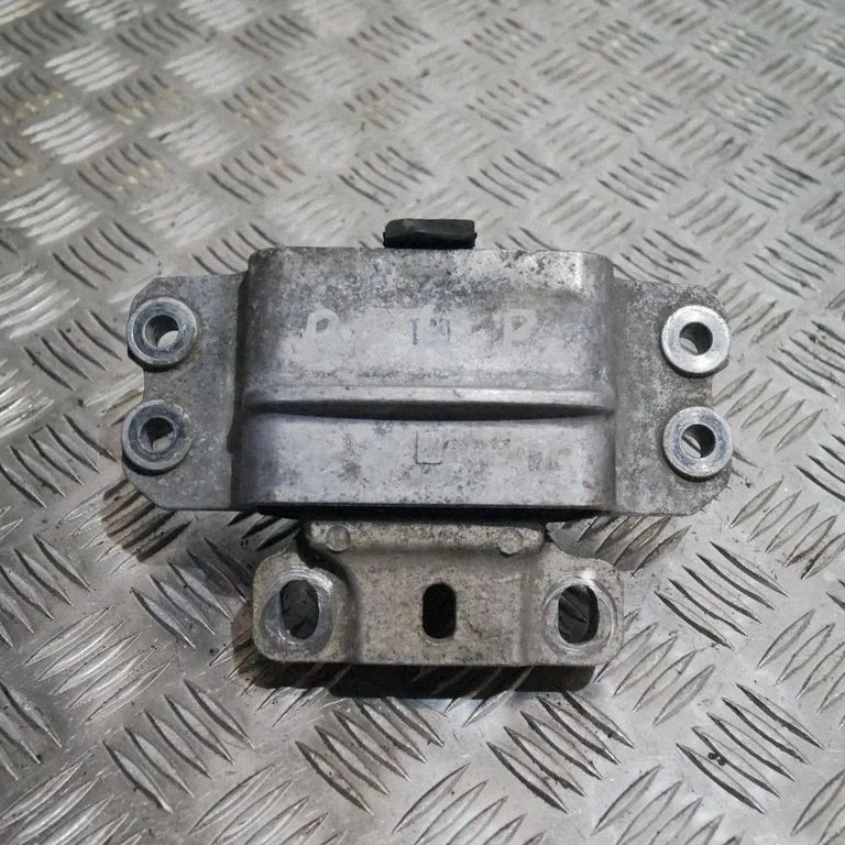 Dzinēja spilvens – Volkswagen Passat CC (2008-2016)