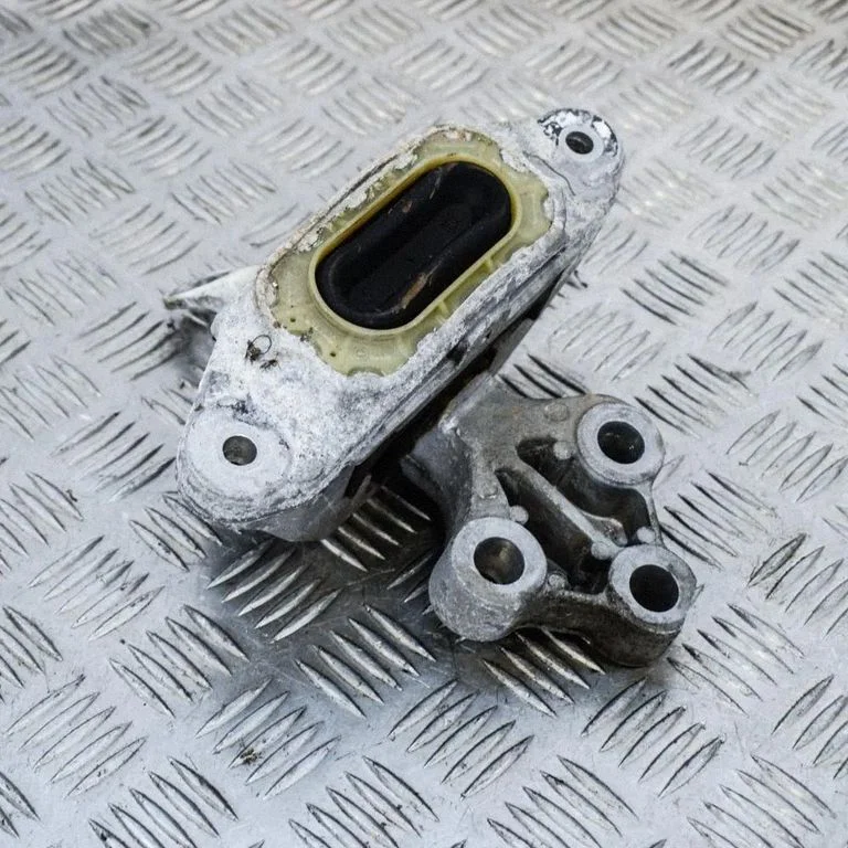 Dzinēja spilvens – Opel Astra J (2010-2015)