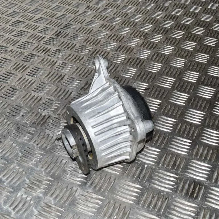 Engine mount bracket – Mercedes-Benz C-Class W205 (2014-2021)