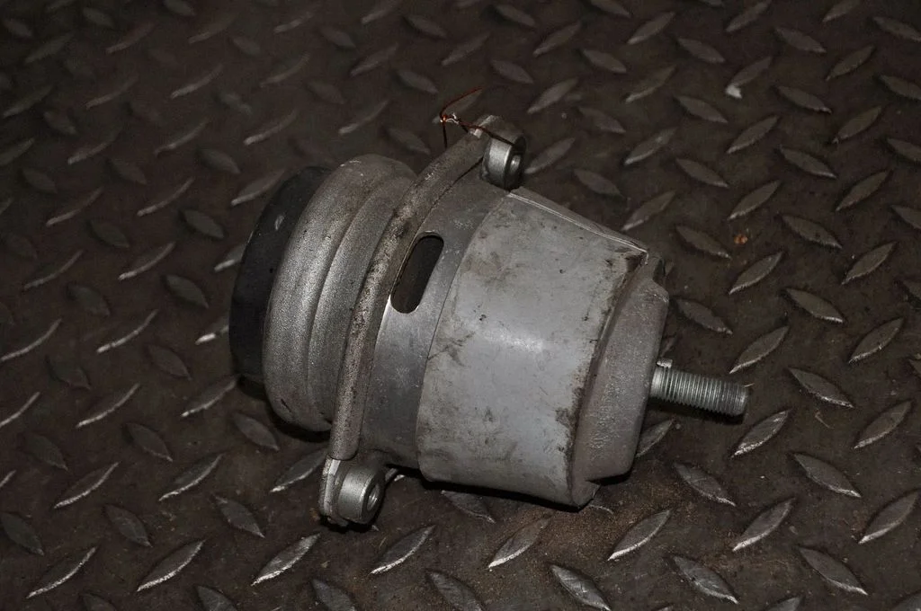 Dzinēja spilvens – Porsche Cayenne (92A) (2010-2017)