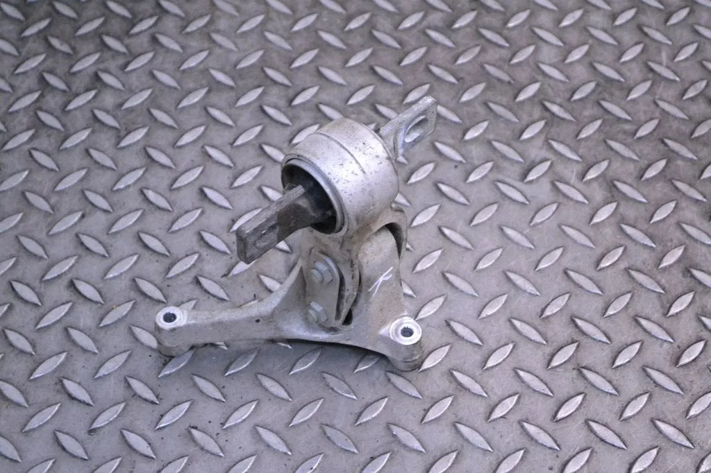 Dzinēja spilvens – kreisā