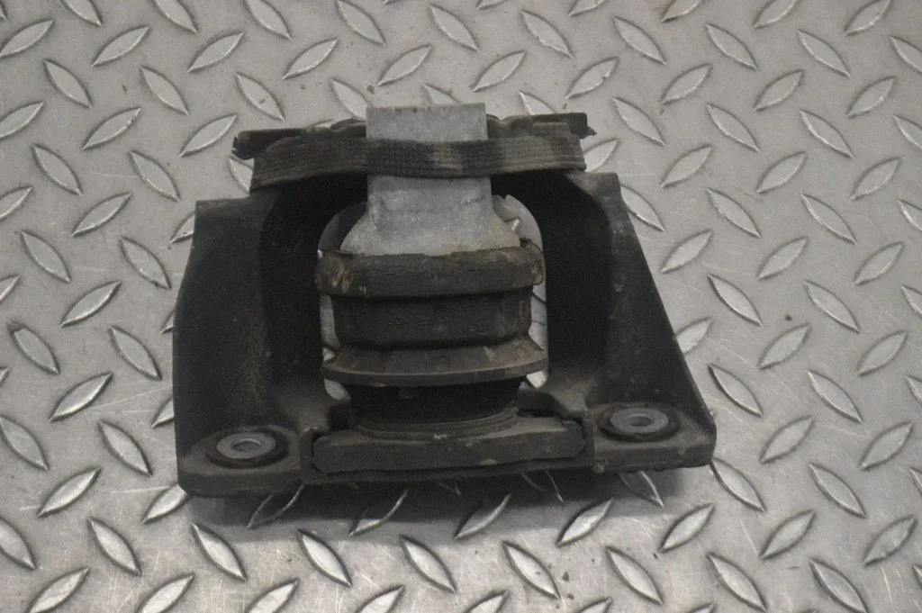 Engine mount bracket 31330588