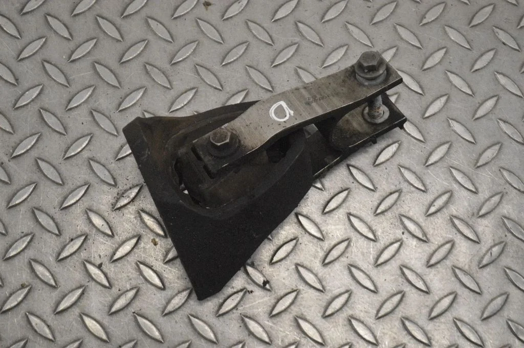Engine mount bracket 31339951