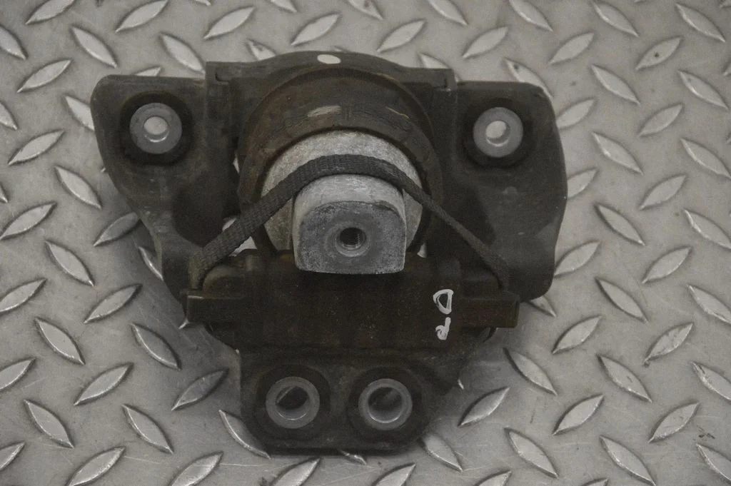 Engine mount bracket 586709