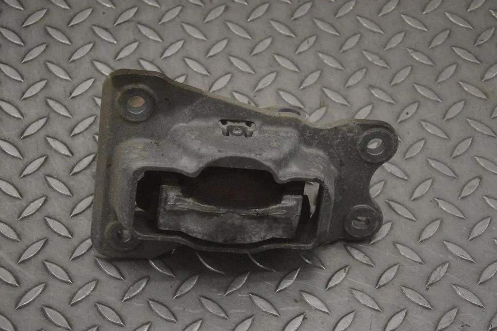 Engine mount bracket 31339949