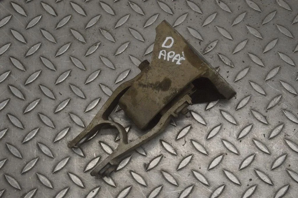 Engine mount bracket 31330592