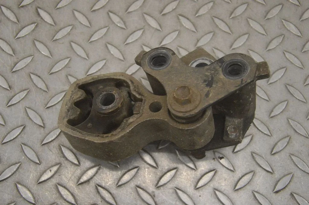 Dzinēja spilvens – aizmugurējā