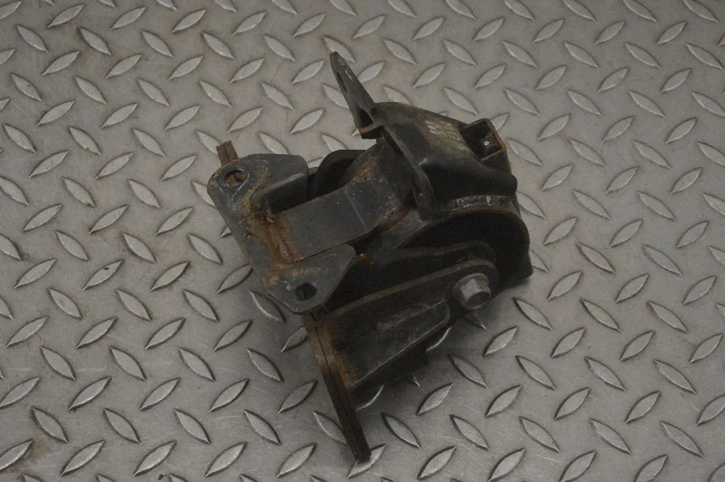 Dzinēja spilvens – kreisā