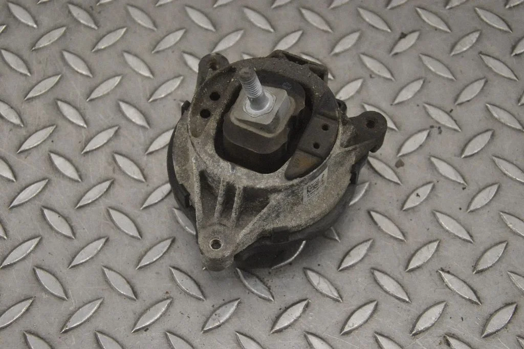 Engine mount bracket 6867441