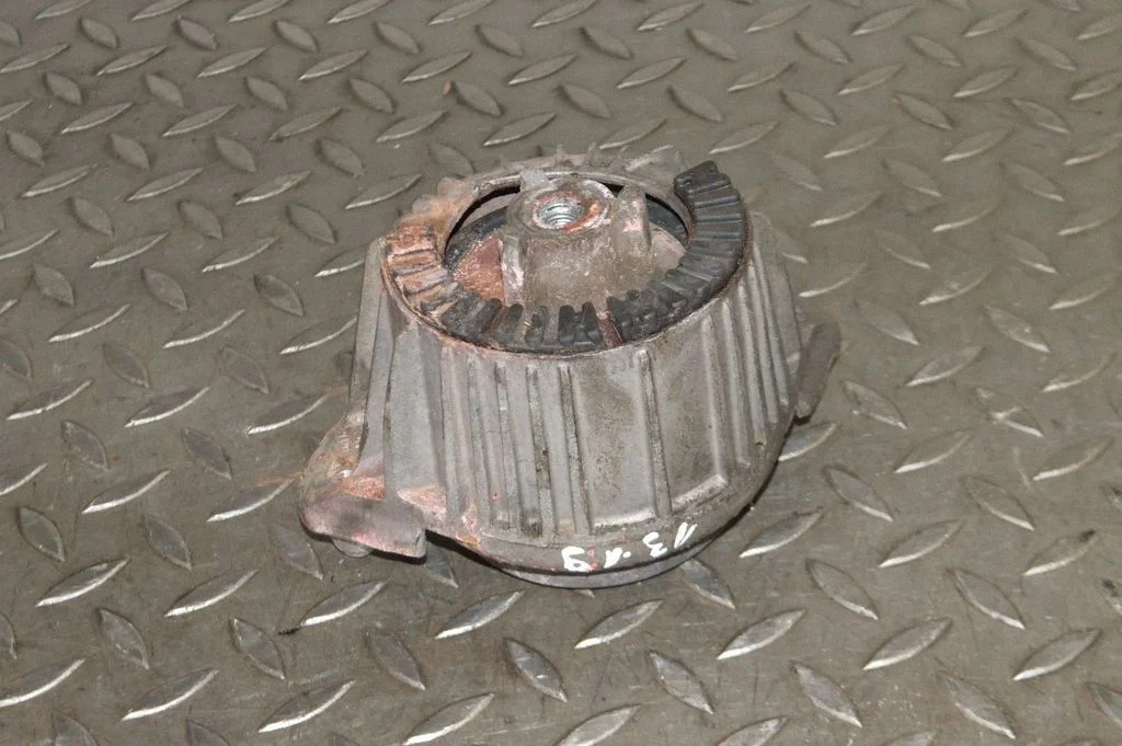 Dzinēja spilvens A2042400317