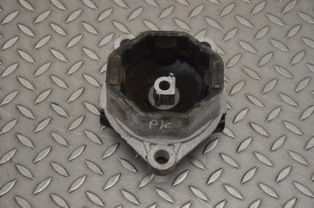 Engine mount bracket 31686295