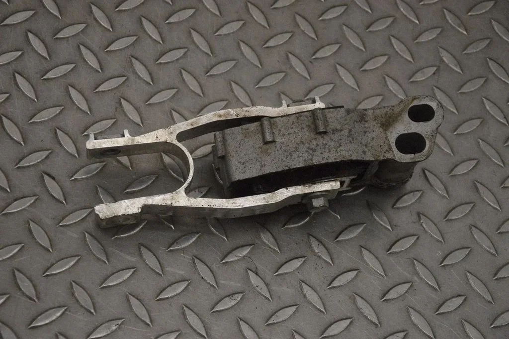 Engine mount bracket 31686299
