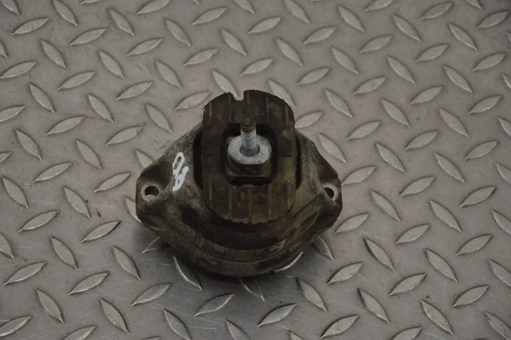 Dzinēja spilvens – BMW 6. sērija E63 E64 (2002-2010)