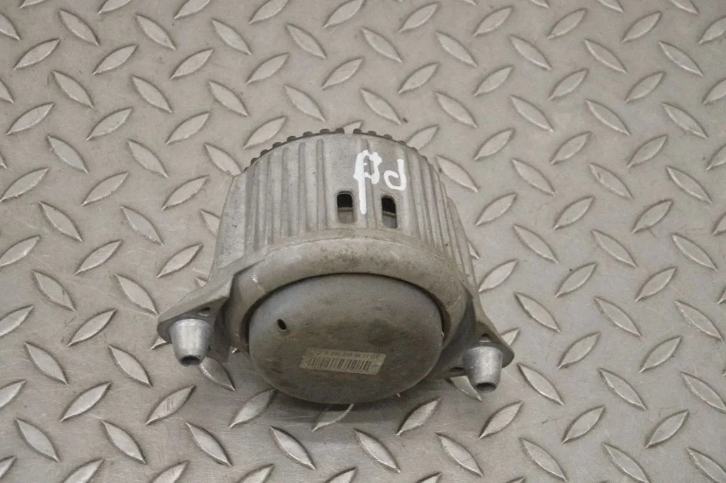 Dzinēja spilvens – Mercedes-Benz CLS klase C218 X218 (2011-2017)