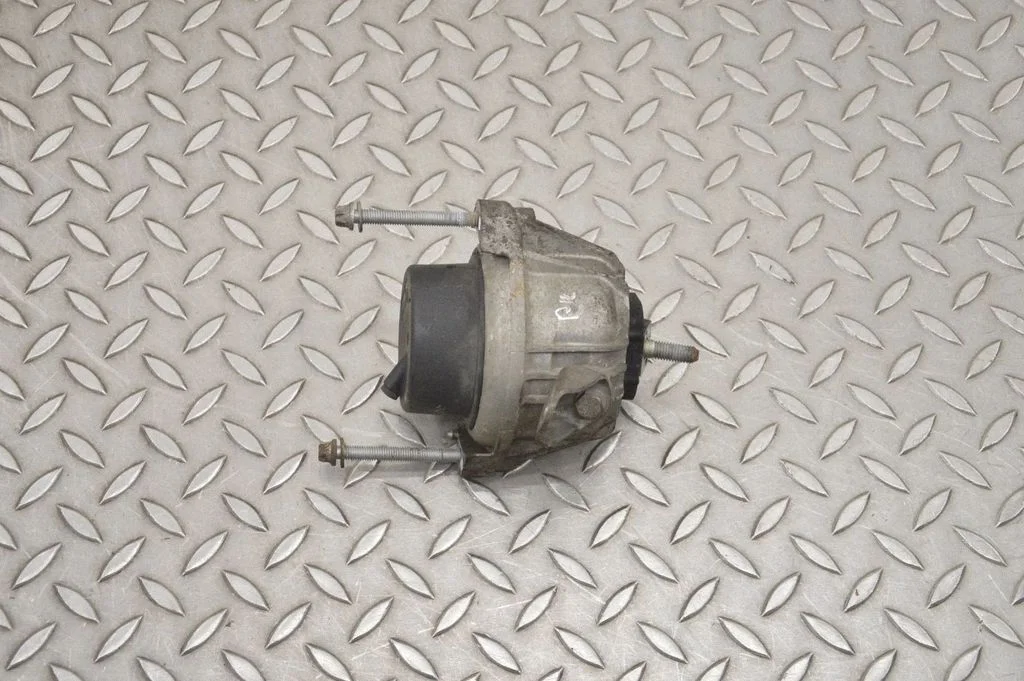 Dzinēja spilvens – kreisā