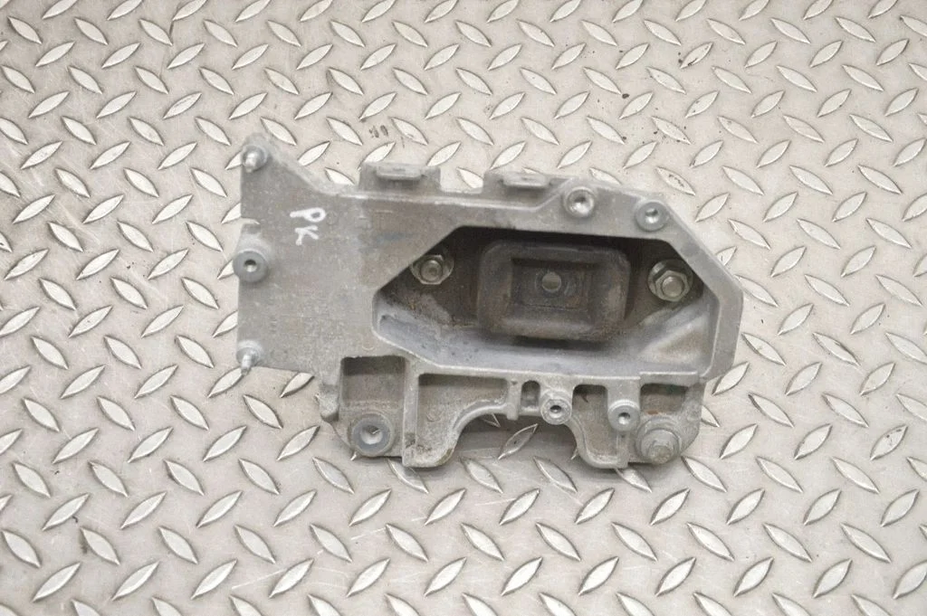 Engine mount bracket 1A0E3211