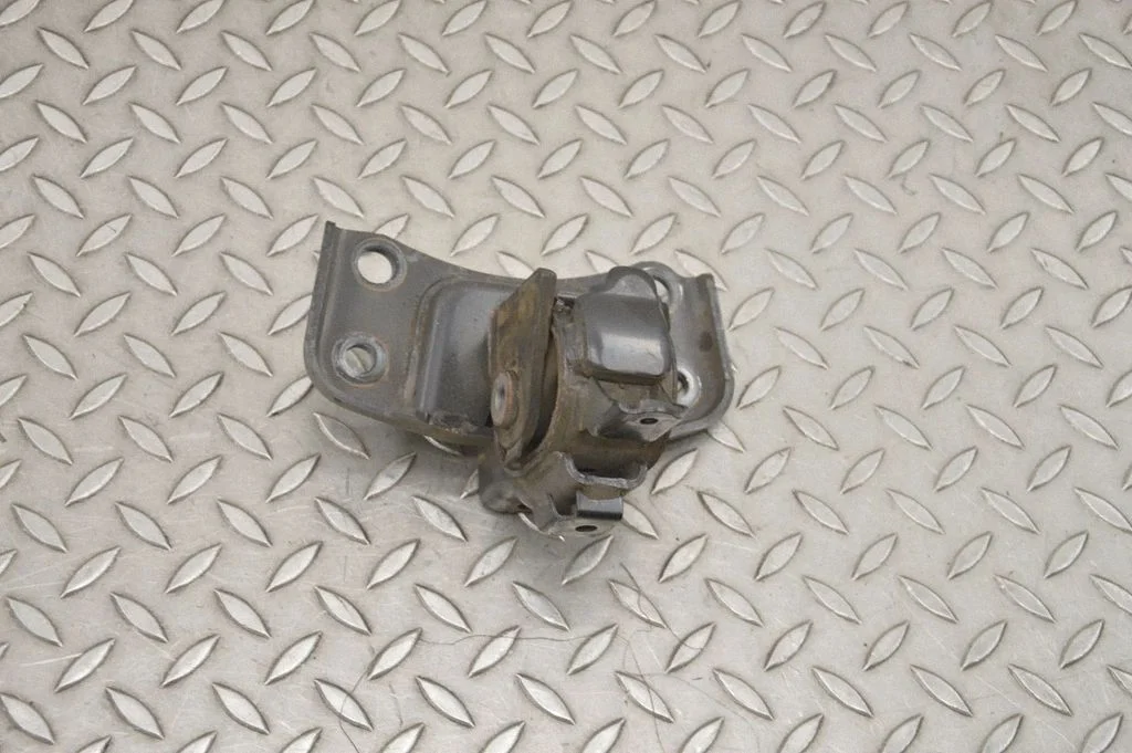 Dzinēja spilvens – kreisā