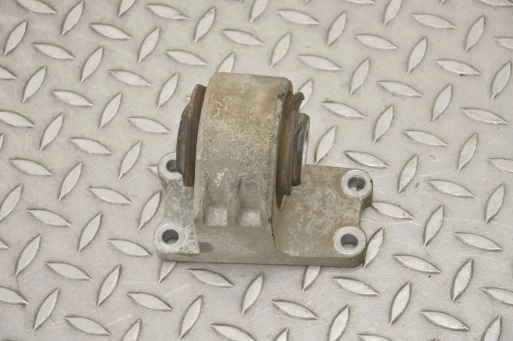 Engine mount bracket – rear