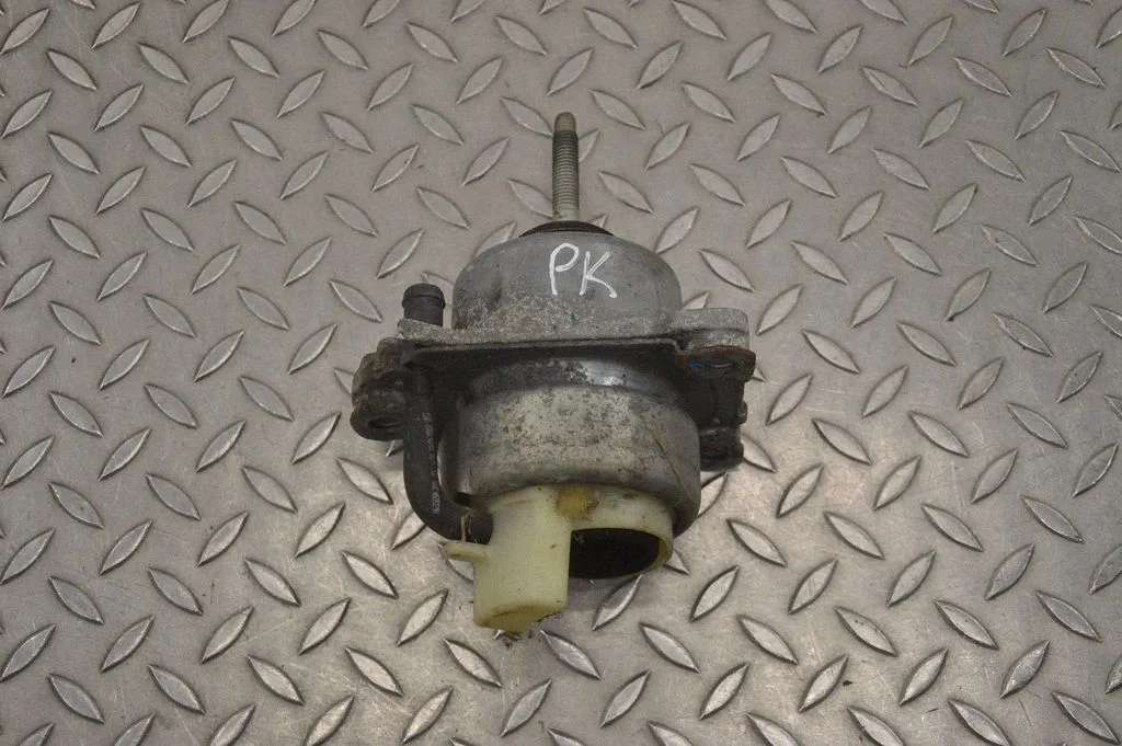 Dzinēja spilvens – kreisā