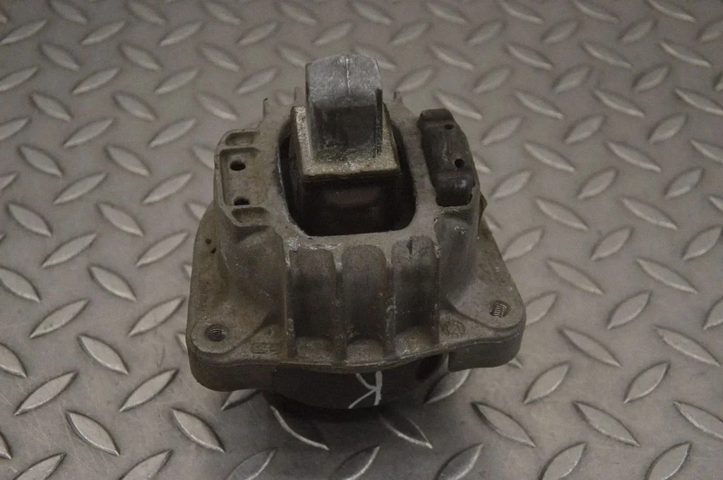 Engine mount bracket 6777371