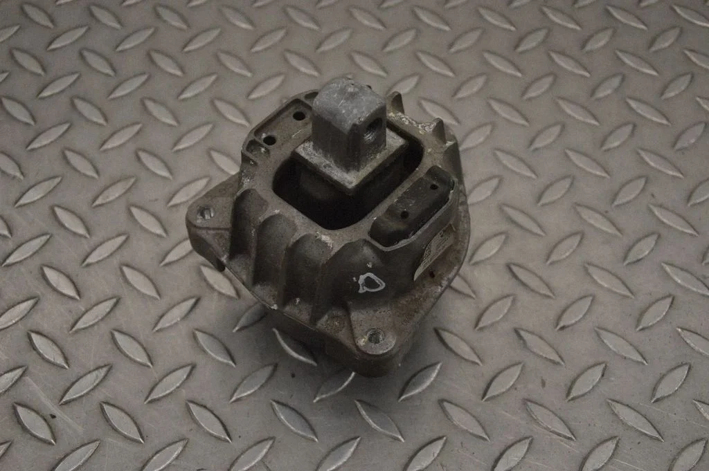 Engine mount bracket 6777371
