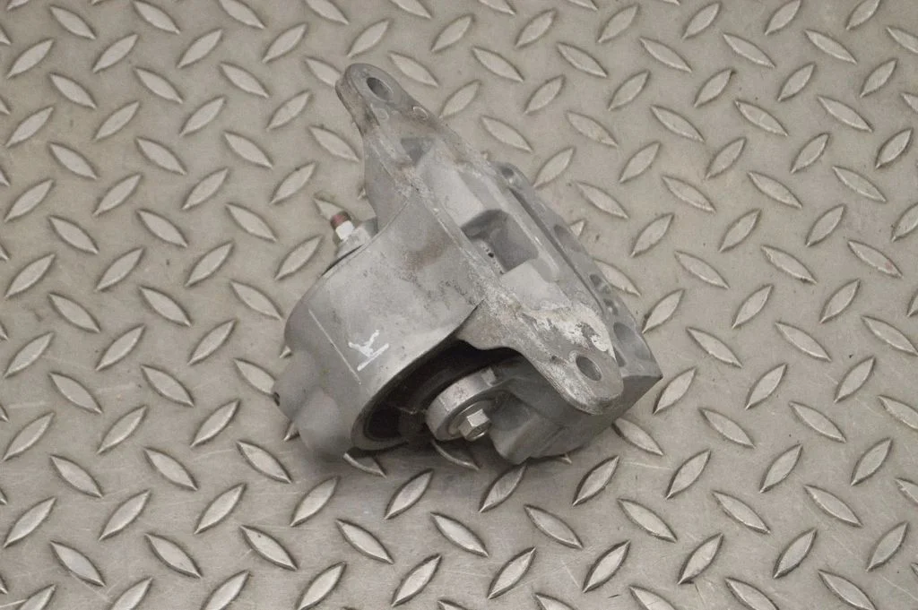 Dzinēja spilvens – kreisā