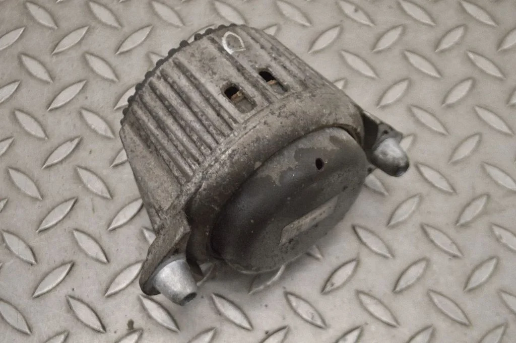 Engine mount bracket A2042406017