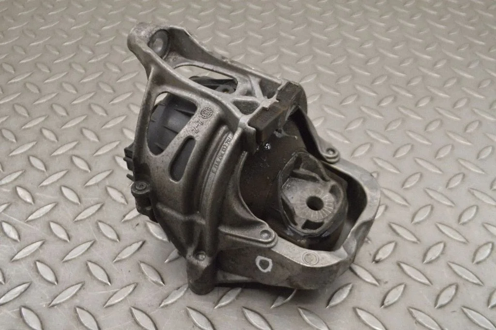 Engine mount bracket 782215147917I